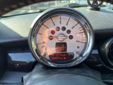 un gros plan sur le compteur de vitesse d'une voiture