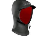 la tête d'un homme vêtu d'une combinaison de plongée noire et rouge