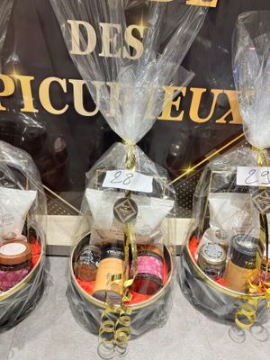 Trois paniers remplis de produits de beauté sont exposés dans un magasin