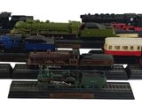 un grand nombre de trains miniatures posés sur une table