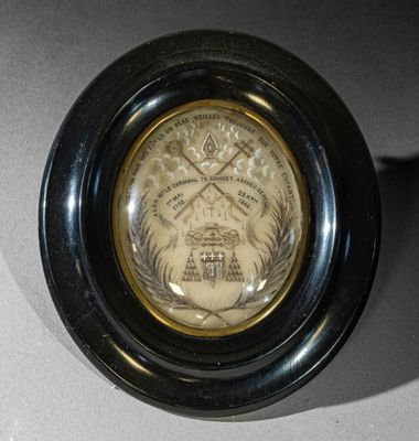 une image représentant une horloge sur laquelle figure l'image d'un bâtiment