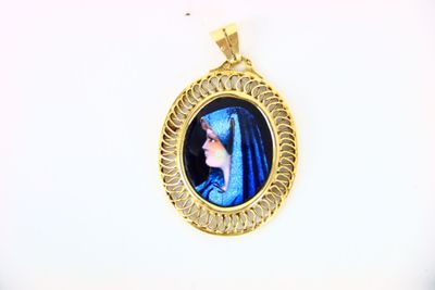 une photo d'une femme en robe bleue sur un pendentif plaqué or