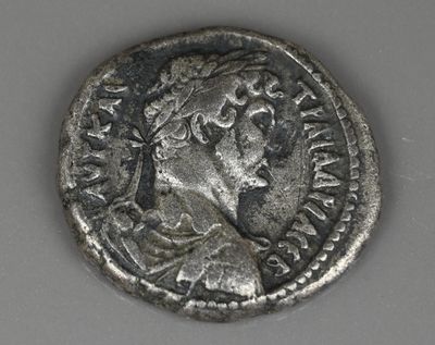 Gros plan sur une pièce de monnaie en argent portant un visage de femme