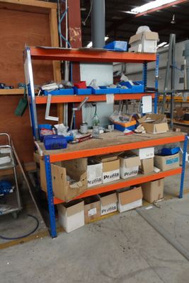 de nombreux cartons et boîtes sur les étagères de l'entrepôt