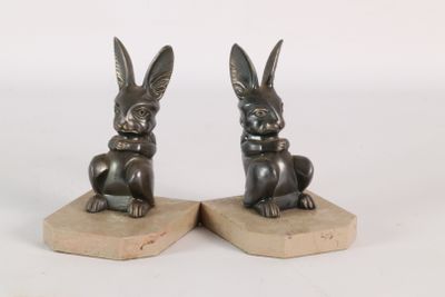 une paire de serre-livres en bronze représentant des lapins, posés sur des socles en marbre