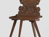 une image représentant une chaise en bois avec un aigle sur le dossier