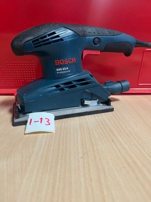 une ponceuse orbitale Bosch posée sur une table, avec son étiquette de prix