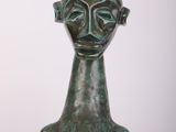 sculpture en bronze d'une tête de femme sur un socle noir