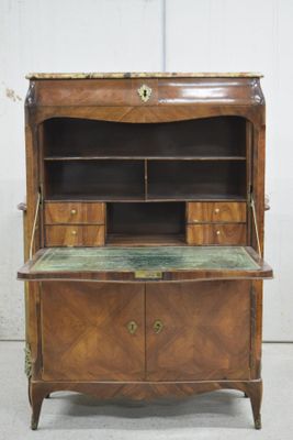 une vieille commode en bois avec un plateau en marbre et des tiroirs