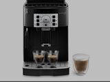une machine à café noir avec deux tasses de café à côté
