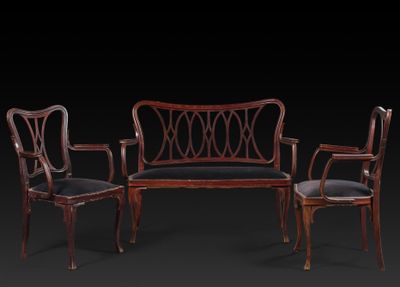 trois chaises et un banc dans une pièce sombre, sur fond noir