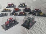 de nombreux modèles différents de tracteurs exposés dans des vitrines