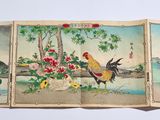 Trois tableaux représentant des oiseaux et des fleurs sont accrochés au mur.