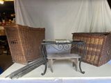 deux chaises en osier et une petite table posée sur une table