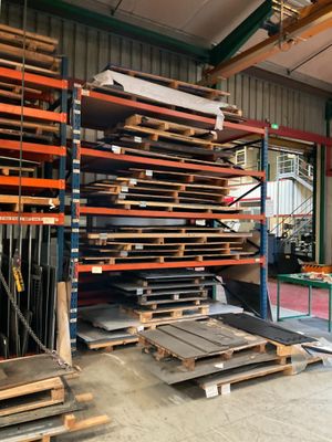de nombreuses palettes empilées dans un entrepôt