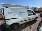 une camionnette blanche garée dans un parking