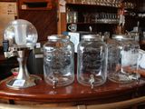 de nombreux bocaux Mason posés sur le bar, remplis de boissons