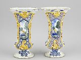 une paire de vases bleus et blancs décorés d'une peinture