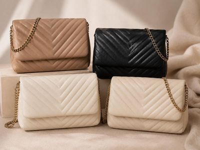 trois couleurs différentes de sacs à main matelassés sur fond blanc