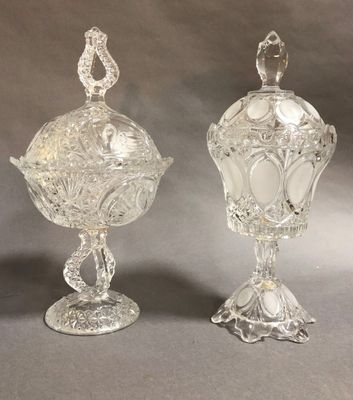 Lot de deux drageoirs en cristal taillé et à décors givrés (…