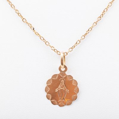 un collier en or orné d'une image de la Vierge Marie