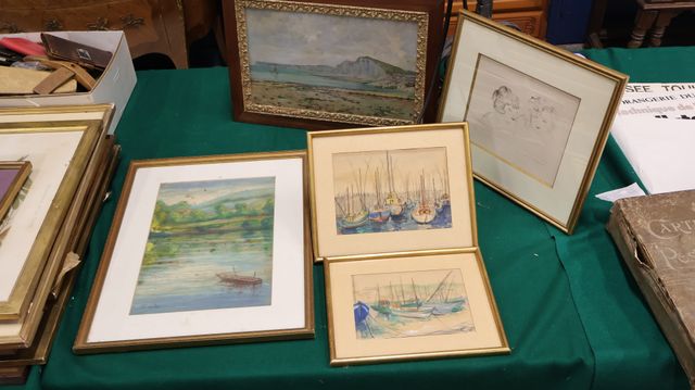 Lot de 5 cadres dont une huile sur panneau, un pastel, 2 aquarell...
