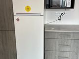 un réfrigérateur blanc et un micro-ondes dans une petite cuisine