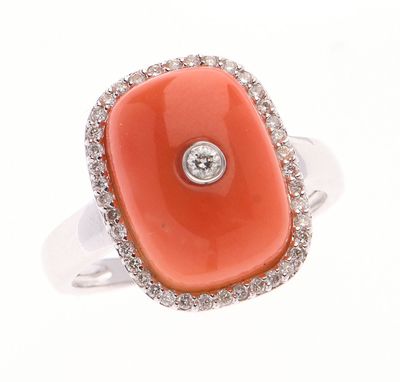 BAGUE en or gris 750 °/°° orné d'un cabochon de corail centr…