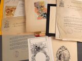 une image représentant une pile de vieux livres sur lesquels figurent des dessins