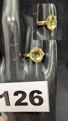 une présentation de trois bagues sur une main, accompagnée d'une étiquette de prix
