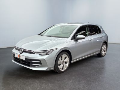 une Volkswagen Golf break argentée garée dans une pièce au sol noir