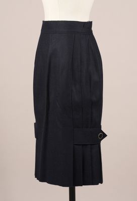 une jupe noire avec des boutons sur le côté et un haut blanc