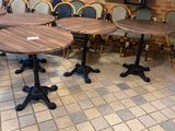 des tables et des chaises dans une pièce avec un mur en briques et une télévision