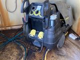 une machine posée sur le sol du garage