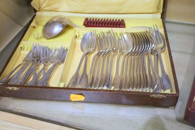 une boîte contenant tout un ensemble d'argenterie