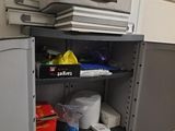 une armoire sur laquelle est posée une imprimante, dans une pièce