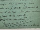 un morceau de papier vert sur lequel il y a des inscriptions