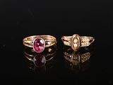 une paire de bagues en or ornées d'une tourmaline rose
