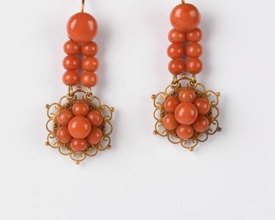 paire de boucles d'oreilles en corail et or, ornées de motifs en filigrane