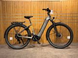 une photo d'un vélo garé dans un garage