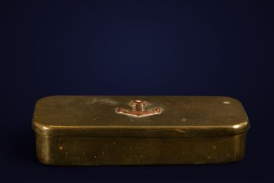 un lingot d'or orné d'une couronne sur fond bleu foncé