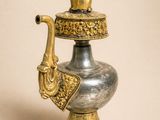 un vase en argent et en or orné d'un éléphant
