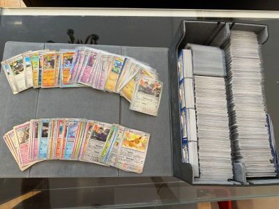beaucoup de cartes dans un étui posé sur la table
