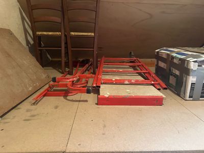 beaucoup de chaises et une table dans une pièce