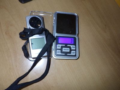 un téléphone portable et un appareil photo posés sur une table