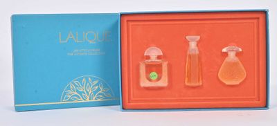 une boîte bleue contenant trois flacons de parfum