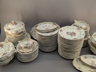 beaucoup d'assiettes empilées les unes sur les autres sur la table