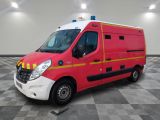 une photo d'une ambulance rouge et blanche garée dans un garage