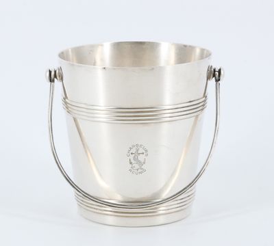 un seau à glace ancien plaqué argent, muni de poignées