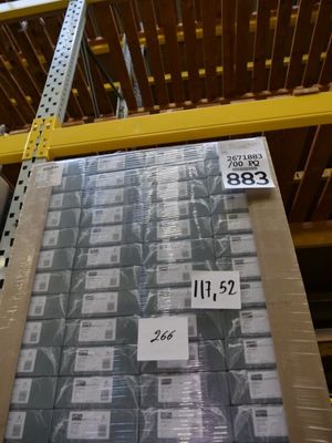 une photo d'une boîte posée sur une étagère dans un magasin